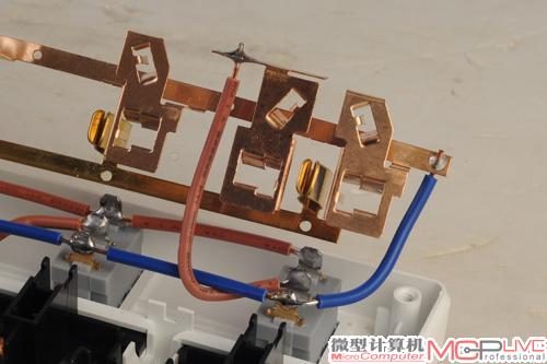 老国标的插套采用点接触设计，新国标的插套采用面接触设计。