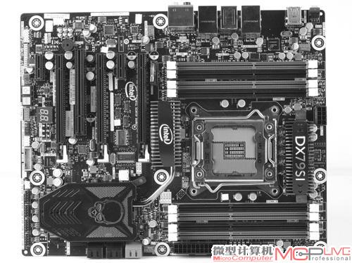 Intel原厂DX79SI主板全貌看散热片结构你可能会误以为X79是个传统南北桥结构芯片组。拆下散热片你能看到其实X79芯片位于传统主板的南桥位置。之所以设计相对扩张的散热器而不是一个简单的散热片，相信跟X79的“高”功耗不无关系。